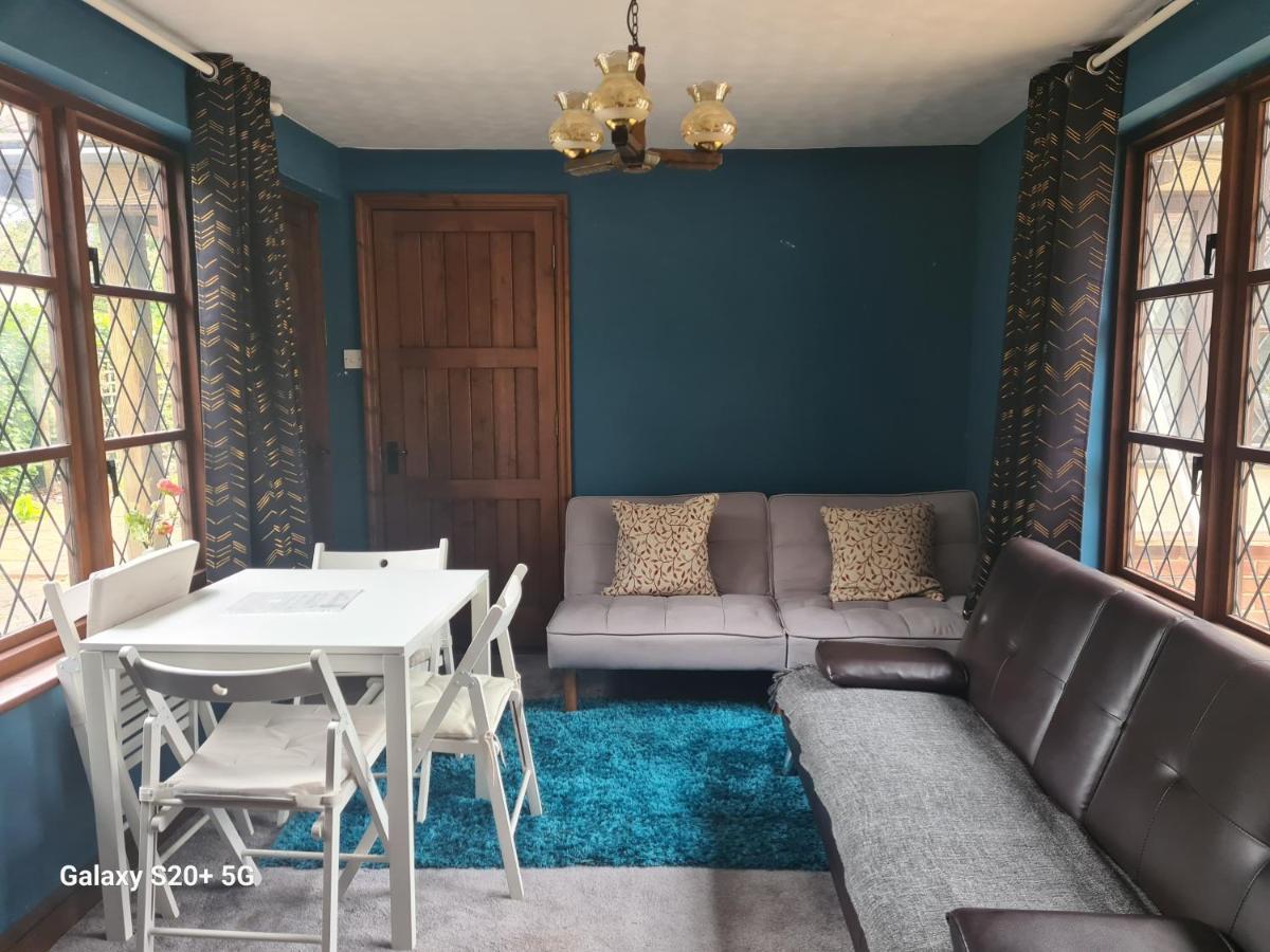 The Reading Whole Apartment With Private Lake And Gardens Экстерьер фото